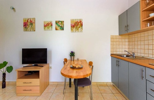 Sukosan Apartamento | Amplio apartamento en Sukošan con balcón