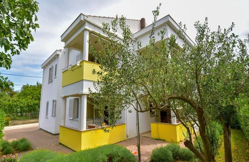 Sukosan Apartamento | Amplio apartamento en Sukošan con balcón