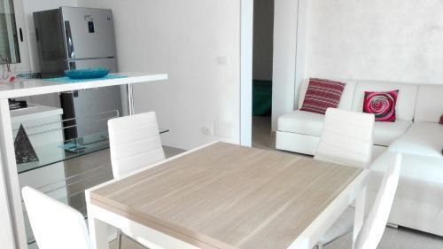 Pozzallo Apartamento | Spacious Apartment in Pozzallo, 110m² with Pool and Sea View