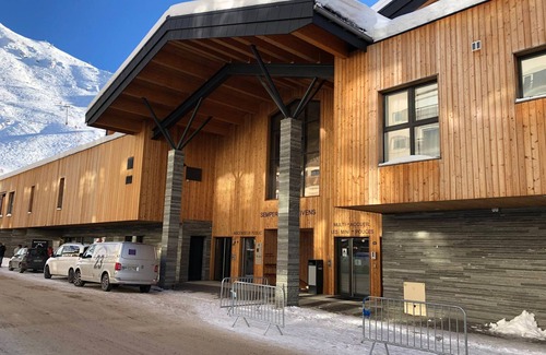 Tignes Apartamento | Apartamento amplio en Tignes con jacuzzi y aparcamiento, ideal para 12 personas