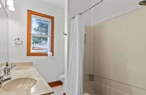 Fan District Casa | Spacious Apartment in Historic Fan District