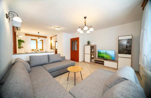 Matavun Apartamento | Spacious Apartment Senozece - with terrace & grill