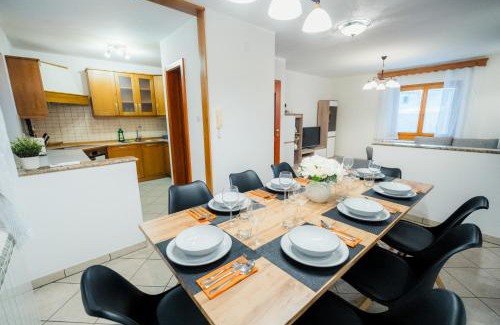 Matavun Apartamento | Spacious Apartment Senozece - with terrace & grill