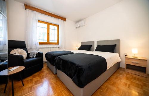 Matavun Apartamento | Spacious Apartment Senozece - with terrace & grill