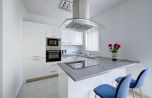 Gzira Apartamento | Spacious Apartment Steps to the Promenade
