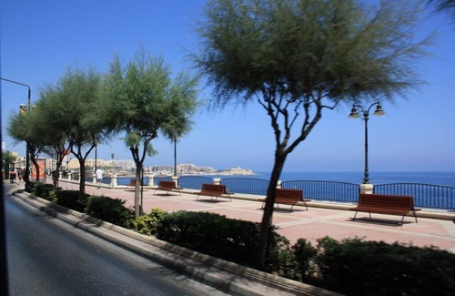 Gzira Apartamento | Spacious Apartment Steps to the Promenade