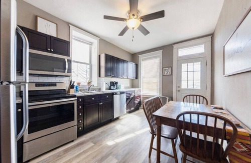 St. Louis Apartamento | Spacious apartment with movie projector, office, and walk in closet