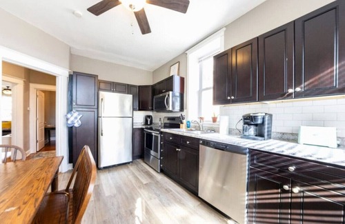 St. Louis Apartamento | Spacious apartment with movie projector, office, and walk in closet