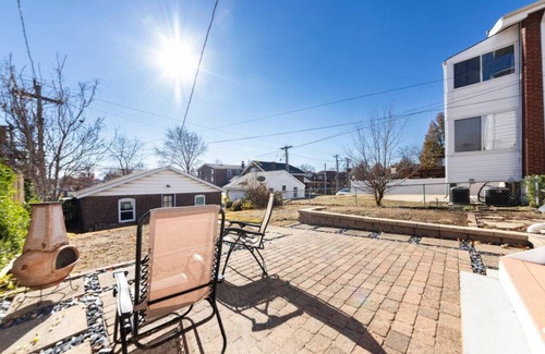 St. Louis Apartamento | Spacious apartment with movie projector, office, and walk in closet