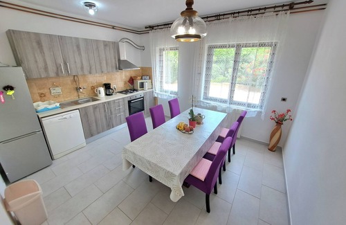 Valdebek Apartamento | Casa en Pula para 12 personas con piscina nueva (9x4m) y amplio jardín.