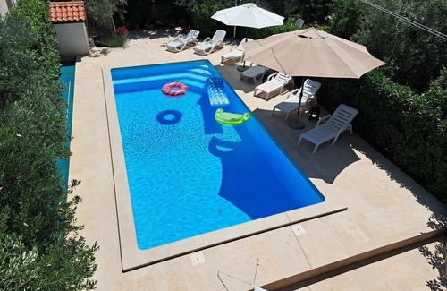 Valdebek Apartamento | Casa en Pula para 12 personas con piscina nueva (9x4m) y amplio jardín.
