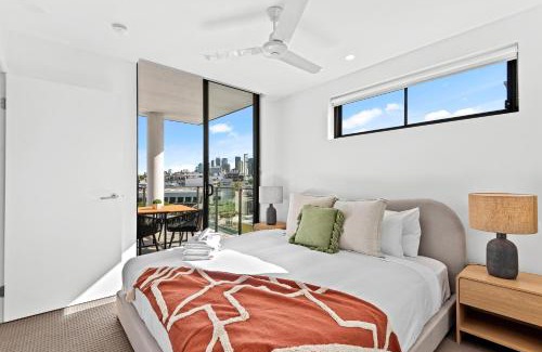 Newstead Apartamento | Spacious Apt with Stunning City Views and Car Park!