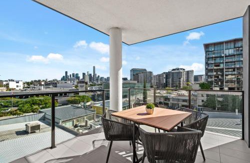 Newstead Apartamento | Spacious Apt with Stunning City Views and Car Park!