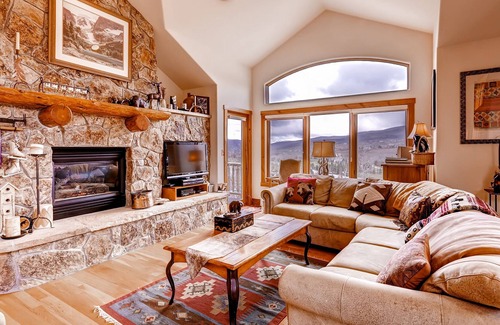 Edwards Condominio | Spacious Arrowhead Townhome, Alpine Views, 4 Br + Den 4 Bedroom Townhouse by RedAwning