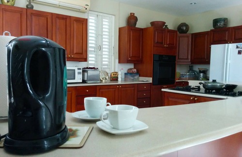 Barbican Cama Y Desayuno | GRANDE Art-Deco 4bed-4bath Kingston 6, Liguanea / Barbican. Cama y desayuno con personal