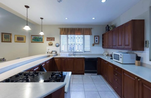 Barbican Cama Y Desayuno | GRANDE Art-Deco 4bed-4bath Kingston 6, Liguanea / Barbican. Cama y desayuno con personal