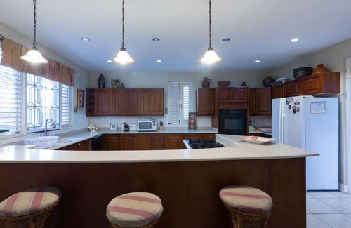 Barbican Cama Y Desayuno | GRANDE Art-Deco 4bed-4bath Kingston 6, Liguanea / Barbican. Cama y desayuno con personal