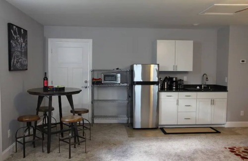 Woodfin Apartamento | Spacious Asheville Studio - A Dream for Couples!