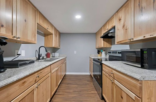 Glasgow Apartamento | Spacious Backyard Fireplace Mins from Downtown