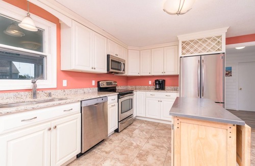 Eastward Look Casa | Spacious backyard, recently renovated & walking distance to Scarborough Beach!!