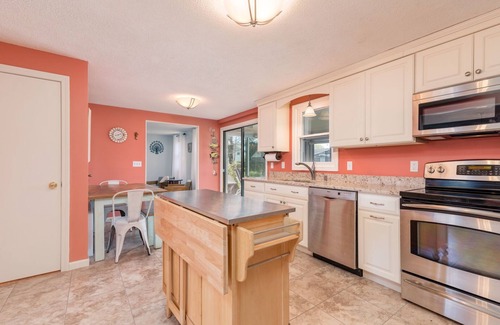 Eastward Look Casa | Spacious backyard, recently renovated & walking distance to Scarborough Beach!!