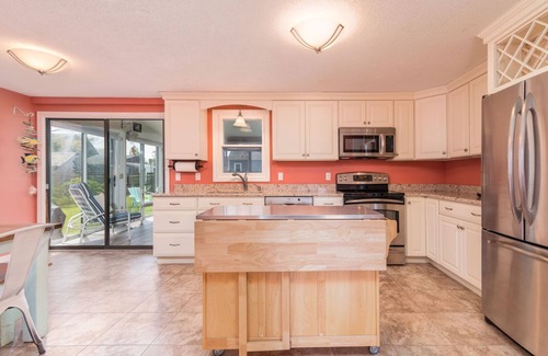 Eastward Look Casa | Spacious backyard, recently renovated & walking distance to Scarborough Beach!!
