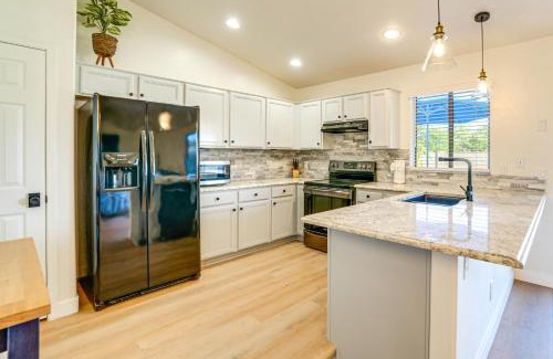 Springer Ranch Casa | Spacious Backyard with Putting Green! Peoria Retreat
