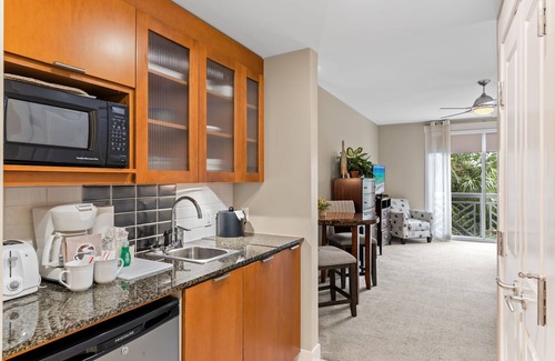 Baytowne Wharf Condominio | Spacious Bahia Studio at Baytowne Wharf! Tropical Pool, Hot Tub, & Beach Tram