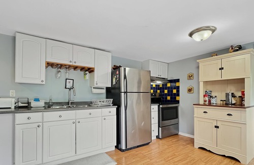 Bancroft Cabaña | Spacious Bancroft Cottage- Private Lakefront / Sauna / In Town