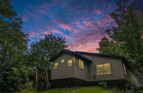 Bancroft Cabaña | Spacious Bancroft Cottage- Private Lakefront / Sauna / In Town