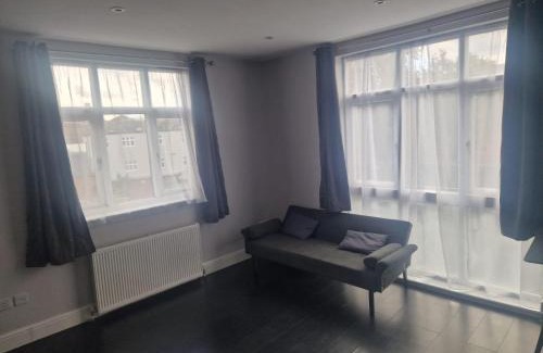High Barnet Apartamento | Spacious Barnet Flat in Tudor-Style Building