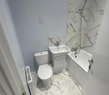 High Barnet Apartamento | Spacious Barnet Flat in Tudor-Style Building