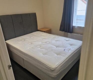 High Barnet Apartamento | Spacious Barnet Flat in Tudor-Style Building
