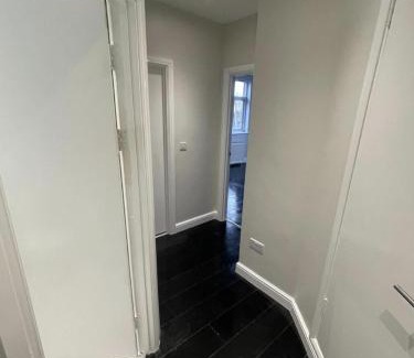 High Barnet Apartamento | Spacious Barnet Flat in Tudor-Style Building
