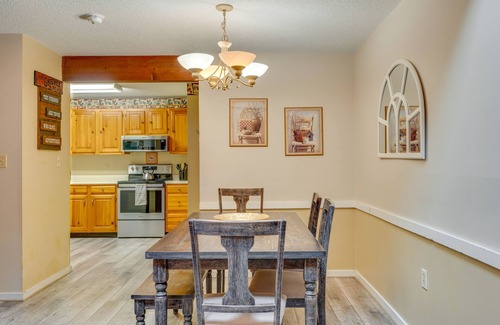 Bartlett Condominio | Spacious Bartlett Condo w/ Balconies & Pool!