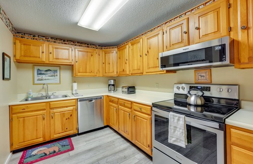 Bartlett Condominio | Spacious Bartlett Condo w/ Balconies & Pool!