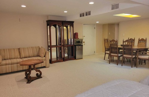 Saint-Laurent Casa | Spacious basement with indoor garage