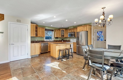 B-Say-Tah Casa | Spacious beach house oasis in the beautiful Qu’Appelle valley and lakes
