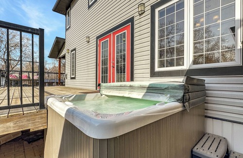 B-Say-Tah Casa | Spacious beach house oasis in the beautiful Qu’Appelle valley and lakes