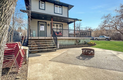 B-Say-Tah Casa | Spacious beach house oasis in the beautiful Qu’Appelle valley and lakes