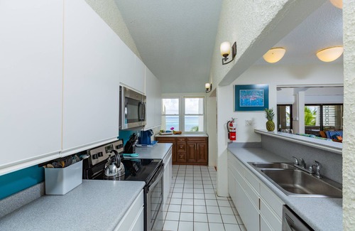 Orange Grove Condominio | Spacious beach front living with spectacular Caribbean sea-views.