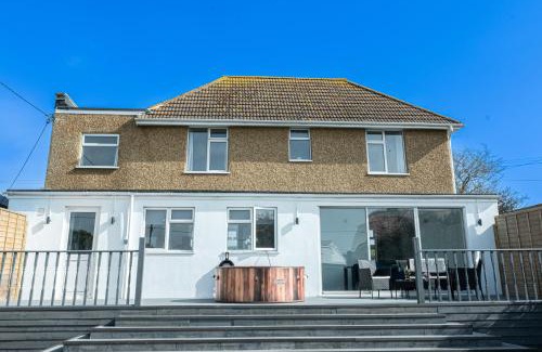 St Mary's Bay Casa | Spacious Beach Home With Hot Tub, BBQ and Garden