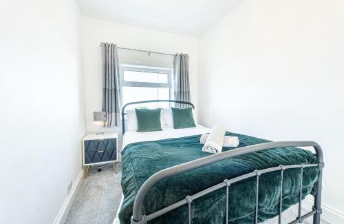 St Mary's Bay Casa | Spacious Beach Home With Hot Tub, BBQ and Garden