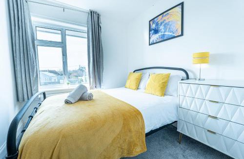 St Mary's Bay Casa | Spacious Beach Home With Hot Tub, BBQ and Garden
