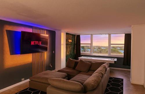 Galt Mile Apartamento | Spacious Beach Retreat | Oceanfront Pool & Tiki