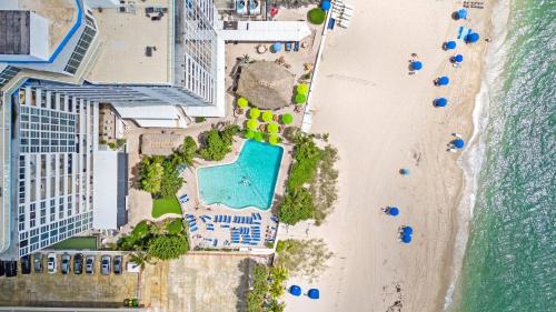 Galt Mile Apartamento | Spacious Beach Retreat | Oceanfront Pool & Tiki