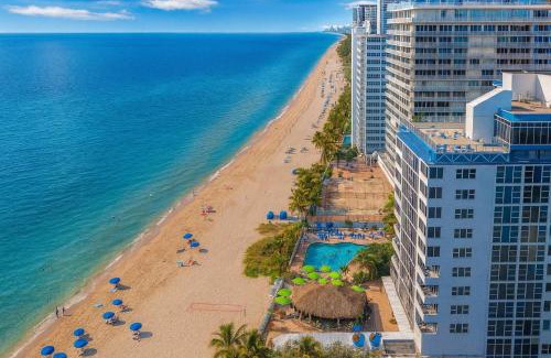 Galt Mile Apartamento | Spacious Beach Retreat | Oceanfront Pool & Tiki