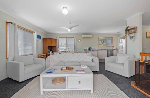 Binningup Casa | Spacious Beach Retreat 4BR, 2BA Coastal Escape in Binningup
