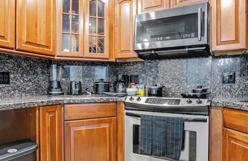 Bermuda Riviera Condominio | Spacious Beach Retreat - Private Beach - Pool & Tiki - Ping Pong & Hockey Table