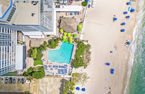 Bermuda Riviera Condominio | Spacious Beach Retreat - Private Beach - Pool & Tiki - Ping Pong & Hockey Table